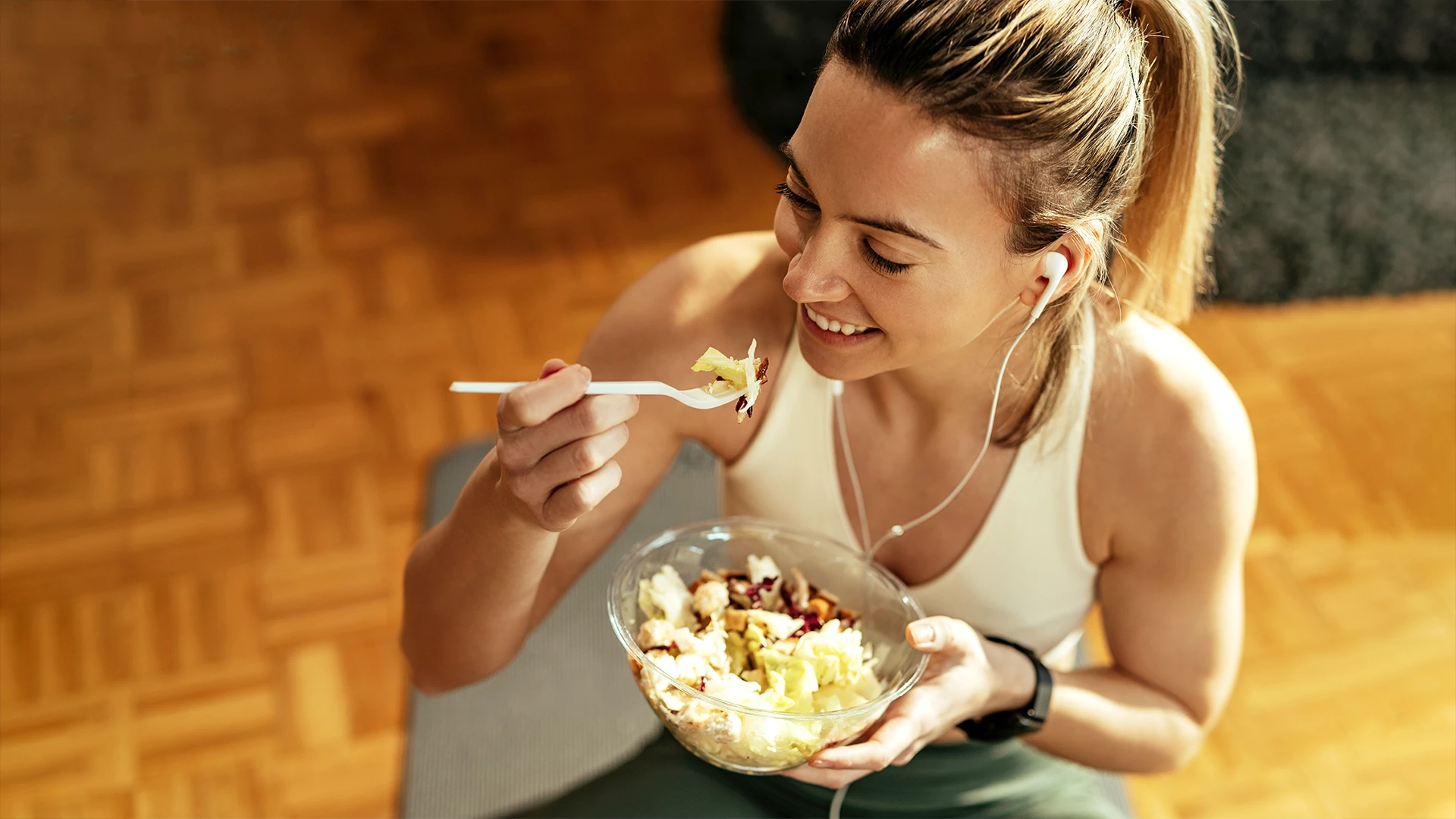 Woman eating a healthy lunch